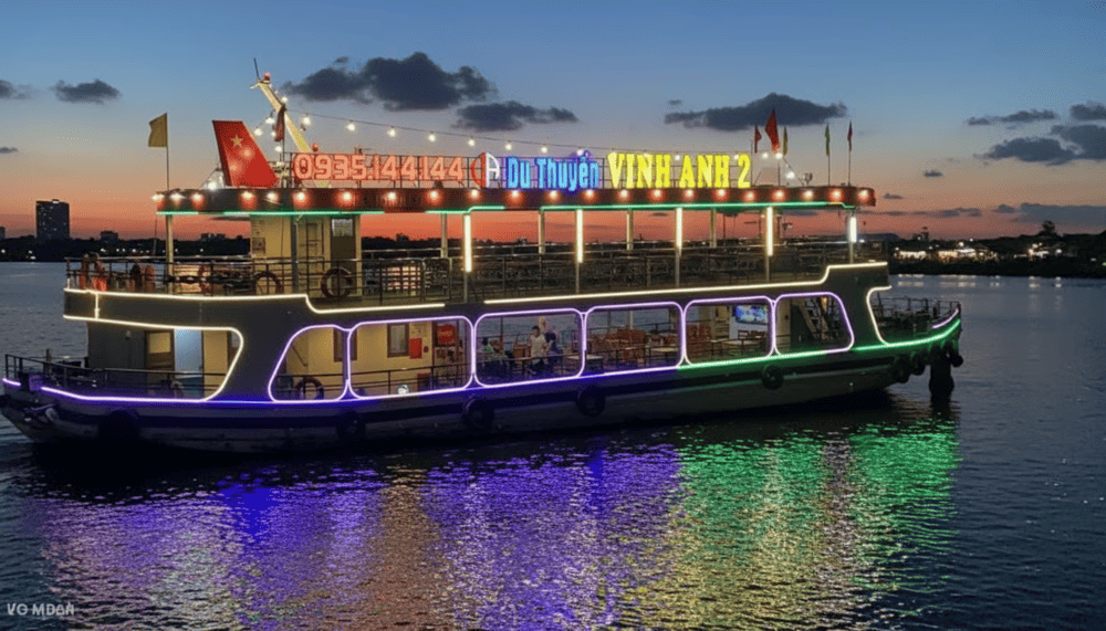 Experience a river cruise to admire the beauty of bridges and the peace of Han River